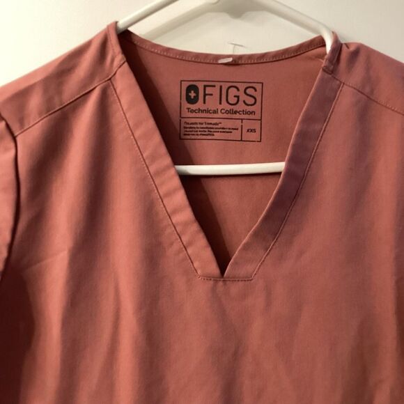 FIGS Casma 2-Pocket Scrub Top – Pink Clay, Size XXS/Small - Picture 6 of 10